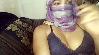स्थल#1 वीडियो के लिए: This is a real home video featuring an Arab woman,...