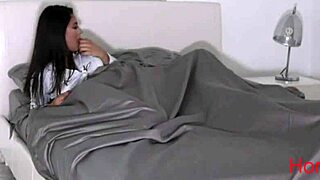 स्थल#3 वीडियो के लिए: Steamy session between brunette beauty and stepdad