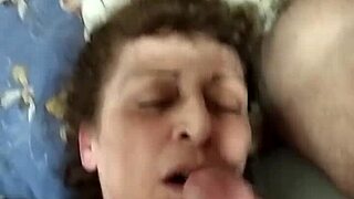 स्थल#4 वीडियो के लिए: A homemade video of a mature Hungarian woman sucki...
