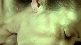 स्थल#20 वीडियो के लिए: A homemade video of a mature Hungarian woman sucki...