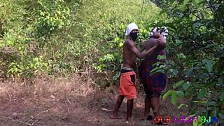 स्थल#4 वीडियो के लिए: A BBC pounds chubby mommy outdoors