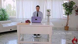 स्थल#2 वीडियो के लिए: In the office, shy intern has sex with Jamie Miche...